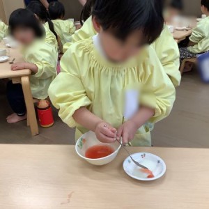 令和７年度　食育体験(いちごソースかけ)